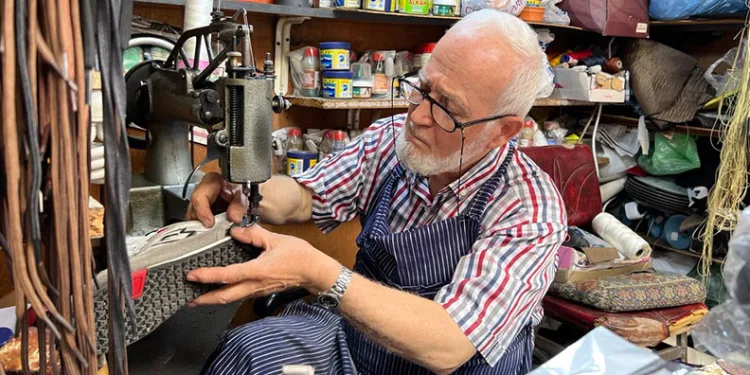 Emekli imam, 45 yıldır yaptığı ayakkabı tamirciliği yapıyor