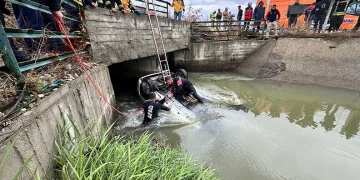 Otomobil su kanalına uçtu: 2 ölü, 1 yaralı