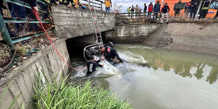 Otomobil su kanalına uçtu: 2 ölü, 1 yaralı