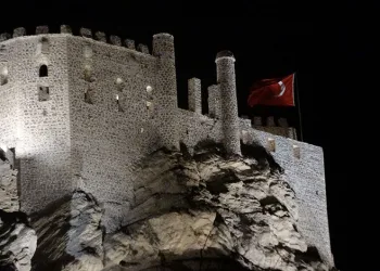 Şato planlı Hoşap Kalesi