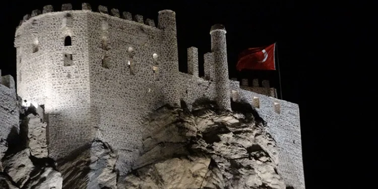 Şato planlı Hoşap Kalesi