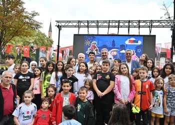 Heykel, çocuk sesleriyle şenlendi