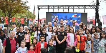 Heykel, çocuk sesleriyle şenlendi