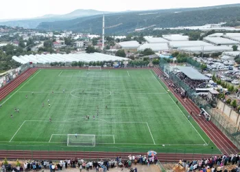 Süper lig maçı değil, mahalle maçı: 15 bin kişi izledi