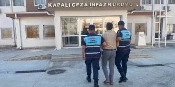 Ruhsatlı silahı çaldı, jandarmadan kaçamadı