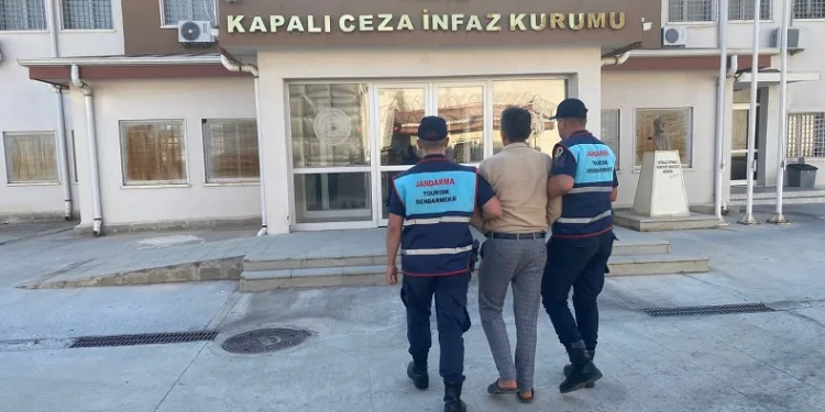 Ruhsatlı silahı çaldı, jandarmadan kaçamadı