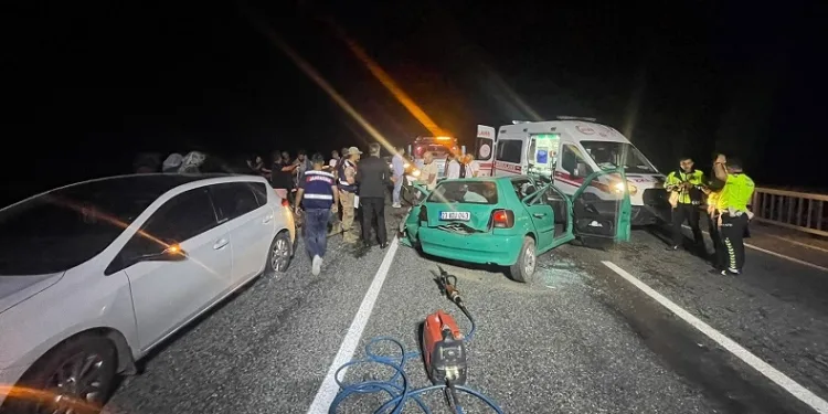Otomobil demir korkuluklara çarptı: 1 ölü,5 yaralı