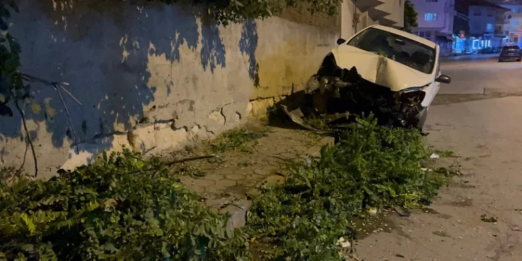 Kontrolden çıkan otomobil ağaca çarptı