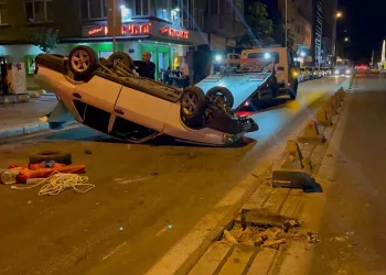 Virajda takla atan otomobildeki çift yaralandı