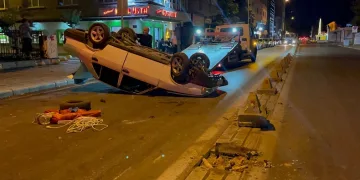 Virajda takla atan otomobildeki çift yaralandı