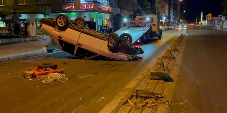 Virajda takla atan otomobildeki çift yaralandı