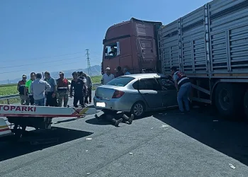 Otomobil tıra çarptı: 1 ölü, 5 yaralı