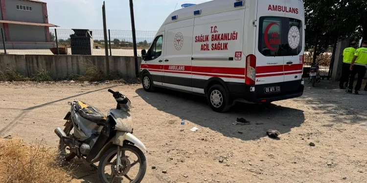 Otomobil motosiklete çarpıp kaçtı