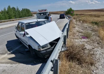 Kontrolden çıkan otomobil karşı şeride geçip bariyerlere çarptı