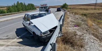 Kontrolden çıkan otomobil karşı şeride geçip bariyerlere çarptı