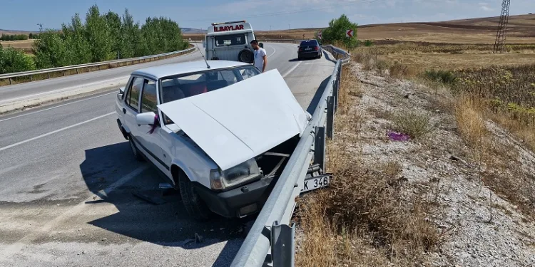 Kontrolden çıkan otomobil karşı şeride geçip bariyerlere çarptı