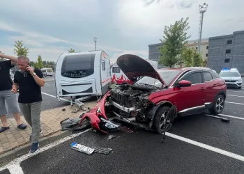 Hastane otoparkında park halindeki karavana çarptı