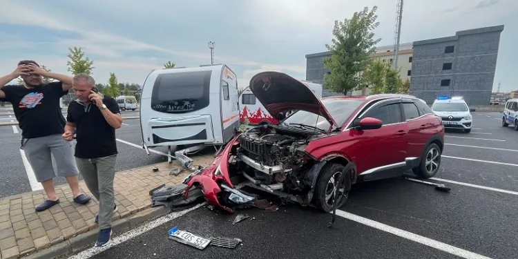 Hastane otoparkında park halindeki karavana çarptı