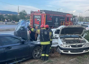 İki otomobil çarpıştı: 3 yaralı