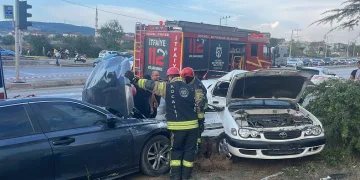 İki otomobil çarpıştı: 3 yaralı