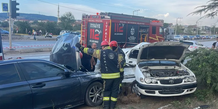 İki otomobil çarpıştı: 3 yaralı