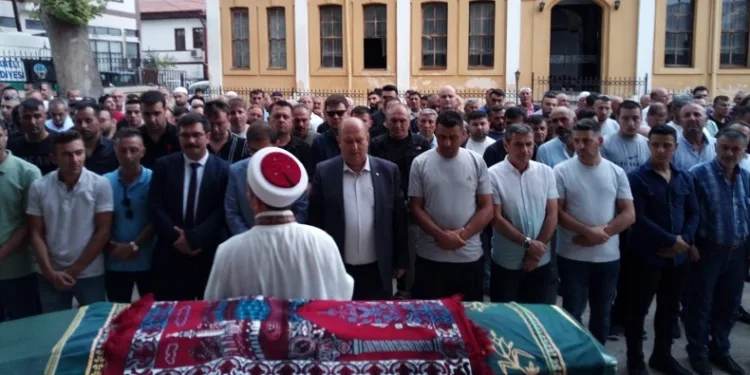 Sulama havuzuna düşen çocuk tedavi gördüğü hastanede yaşamını yitirdi