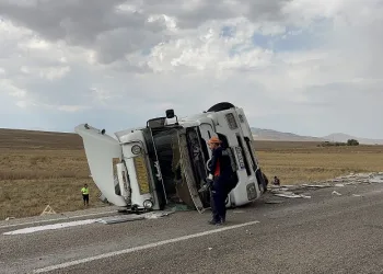 Aksaray’da şarampole devrilen tır hurdaya döndü: 1 yaralı