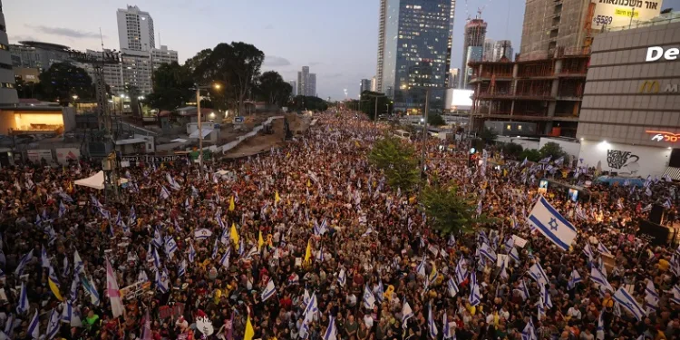 İsrail’de binlerce kişiden hükümet karşıtı protesto