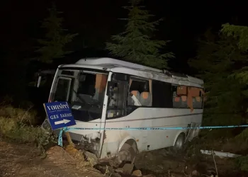 Polis memurlarını taşıyan midibüs şarampole uçtu