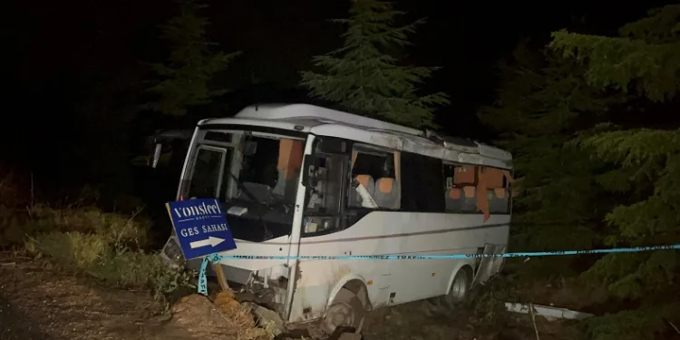 Polis memurlarını taşıyan midibüs şarampole uçtu