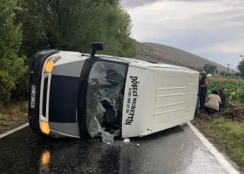 Devrilen minibüste 10 kişi yaralandı