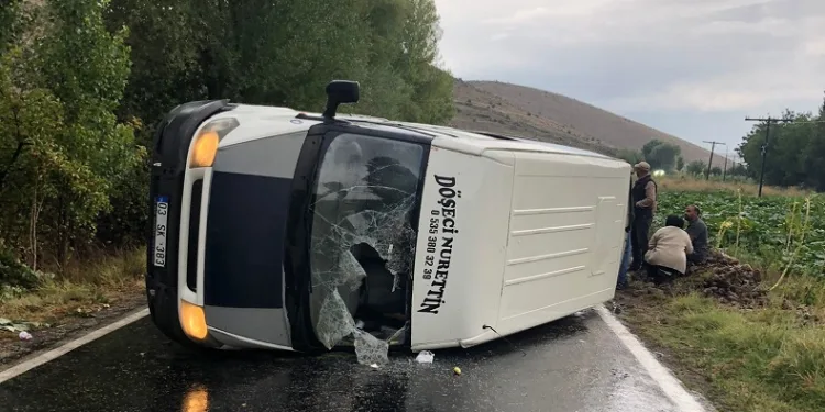 Devrilen minibüste 10 kişi yaralandı