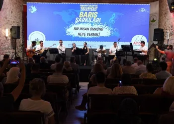 Şarkılar barış dolu bir dünya için seslendirildi