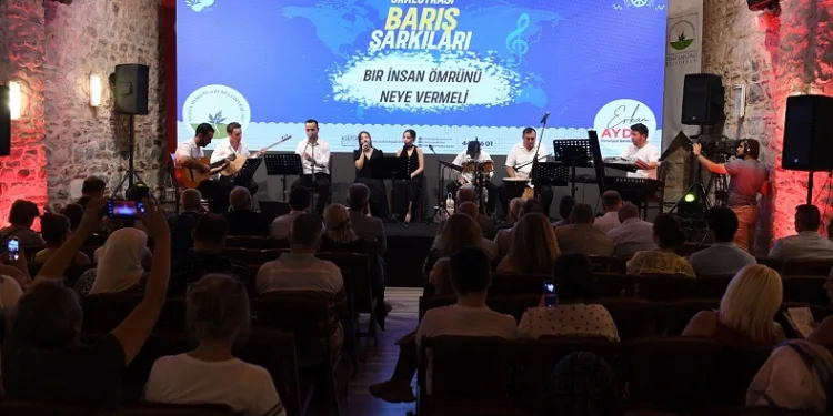 Şarkılar barış dolu bir dünya için seslendirildi