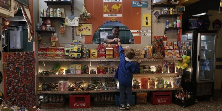 Bursa’da bu bakkalı ziyaret edenler 90’lara gidiyor