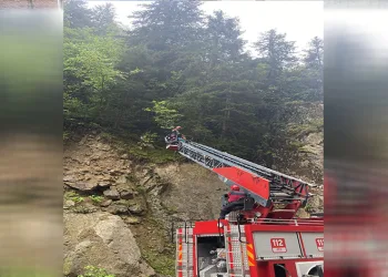Drone, bulmaya çalışırken yamaçta mahsur kaldılar