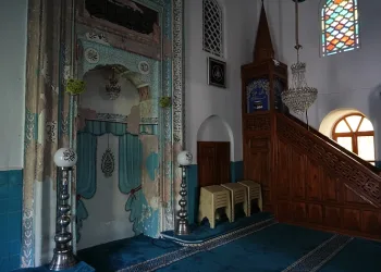 Yeni Bezzaz Camii’nin mihrabı dökülüyor