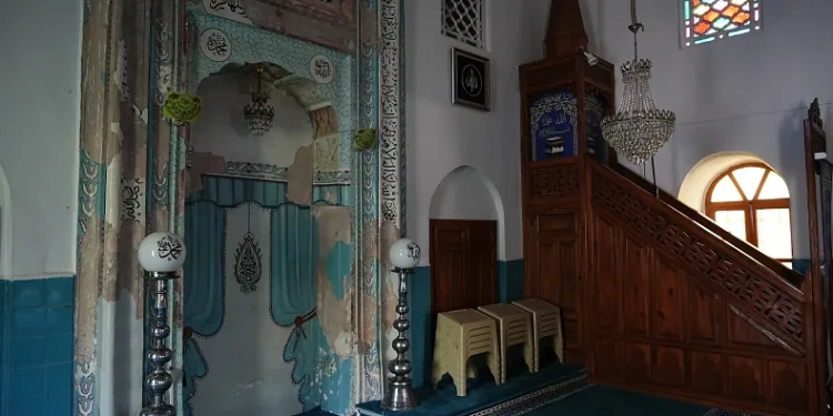 Yeni Bezzaz Camii’nin mihrabı dökülüyor