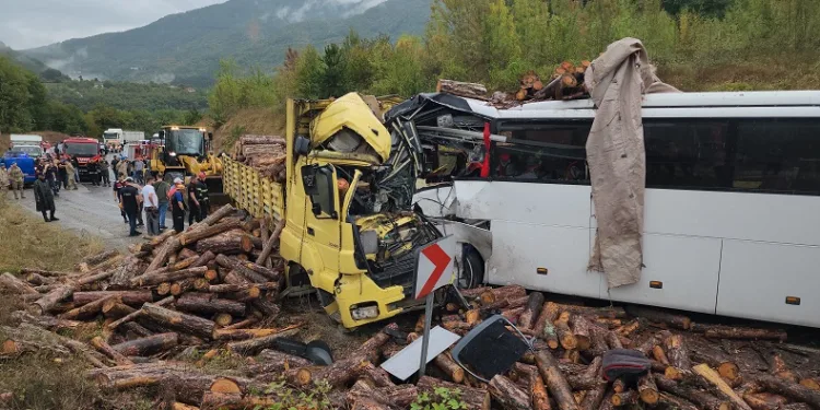 Feci kazada 2 kişi hayatını kaybetti, 23 kişi yaralı