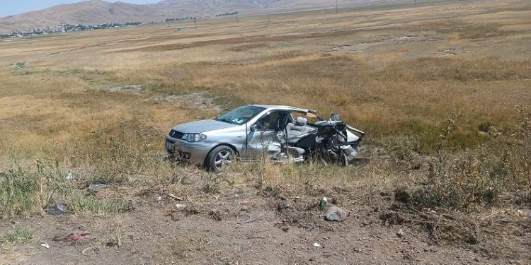 Otomobiller çarpıştı: 3 yaralı