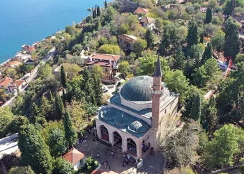Selçuklu mimarisi 793 yıllık camiye turistlerin yoğun ilgisi