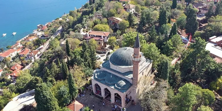 Selçuklu mimarisi 793 yıllık camiye turistlerin yoğun ilgisi