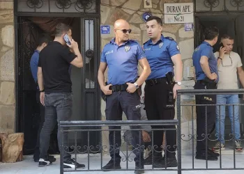 Tartıştığı eşini silahla vurarak öldürdü