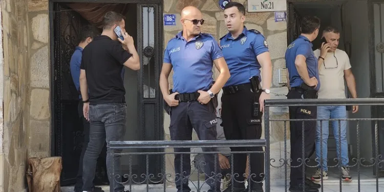 Tartıştığı eşini silahla vurarak öldürdü