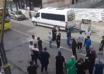 Otobüsünün çarptığı binanın sakinleri, yıkılan bina önünde eylem yaptı