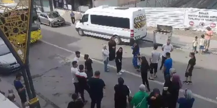 Otobüsünün çarptığı binanın sakinleri, yıkılan bina önünde eylem yaptı