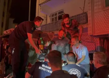 Ayağı iş makinesine sıkışan işçi, kurtarıldı