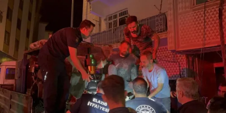 Ayağı iş makinesine sıkışan işçi, kurtarıldı