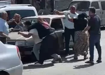 ‘Yol verme’ kavgasında kadınları sopayla dövdü