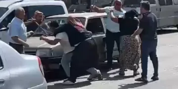 ‘Yol verme’ kavgasında kadınları sopayla dövdü